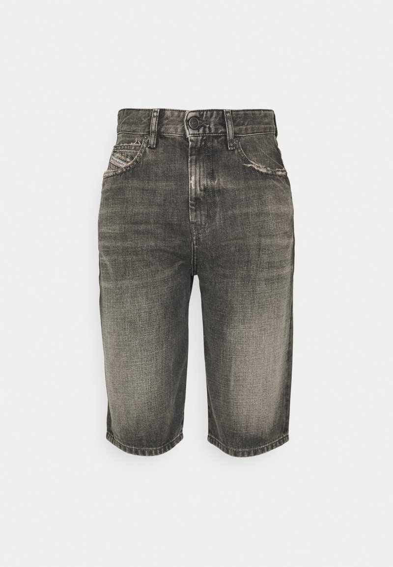 Harmaa farkkushortsit, joissa on kulunut viimeistely, viisi taskua, vyölenkit ja suora malli. Kulutettua yksityiskohtaa helman lähellä.