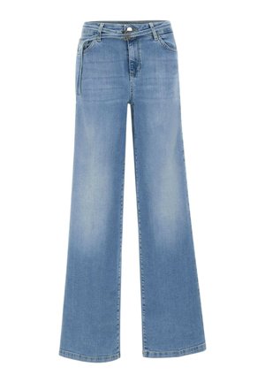Jeans azzurri chiaro a vita alta con gamba larga, tasche anteriori, passanti per cintura e cintura con fibbia in metallo su sfondo bianco.