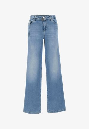 Jeans azzurri chiaro a vita alta con gamba larga, tasche anteriori, passanti per cintura e cintura con fibbia in metallo su sfondo bianco.