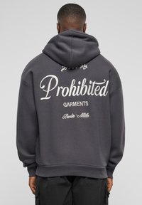 Mørkegrå hettegenser med stor hvit skrift som sier "Forbudte Plagg" på baksiden. Har kengurulomme og justerbar snorhette.