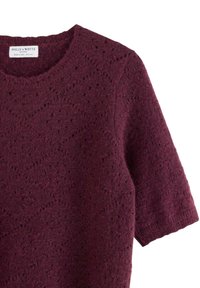 Bordeaux strikket sweater med rund hals, korte ærmer og et tekstureret mønster med diamantformer og åbne masker.