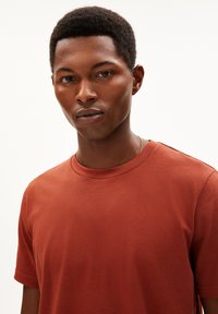 ARMEDANGELS JAAMEL STRUCTURE - T-shirt basic - dark amber