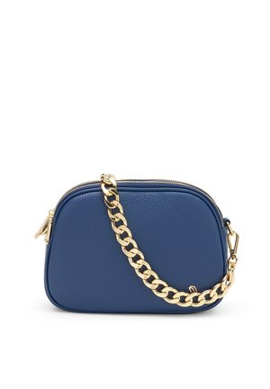 Piccola borsa a tracolla in pelle blu navy con bordi arrotondati e tracolla a catena spessa color oro su sfondo bianco.