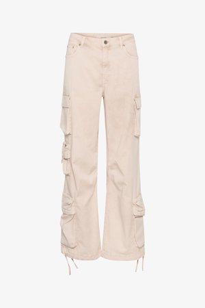 Hellrosa Cargo-Hosen mit einer lockeren Passform. Sie verfügen über mehrere Seitentaschen, einen Kordelzug am Saum und Gürtelschlaufen. Der Stoff hat eine weiche Textur.
