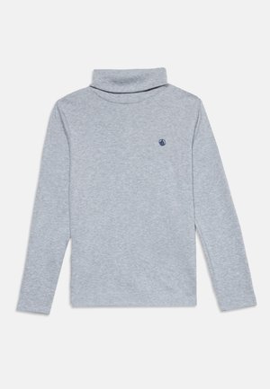 Lichtgrijs langarm turtleneckshirt met een klein marineblauw zeilbootlogo op de linkerborst tegen een witte achtergrond.