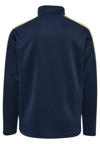 Marinblå pullover med hög krage och långa ärmar. Har ljusgröna detaljer längs axlarna. Mjuk tygstruktur.