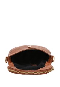 Sac en cuir marron avec fermeture éclair, quincaillerie dorée et intérieur noir doux. Présente une forme arrondie et une texture lisse.