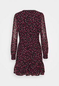 Vestido negro con mangas largas transparentes y un dobladillo con volantes, que presenta un patrón floral en tonos de rosa y rojo. Diseño con cintura ajustada.