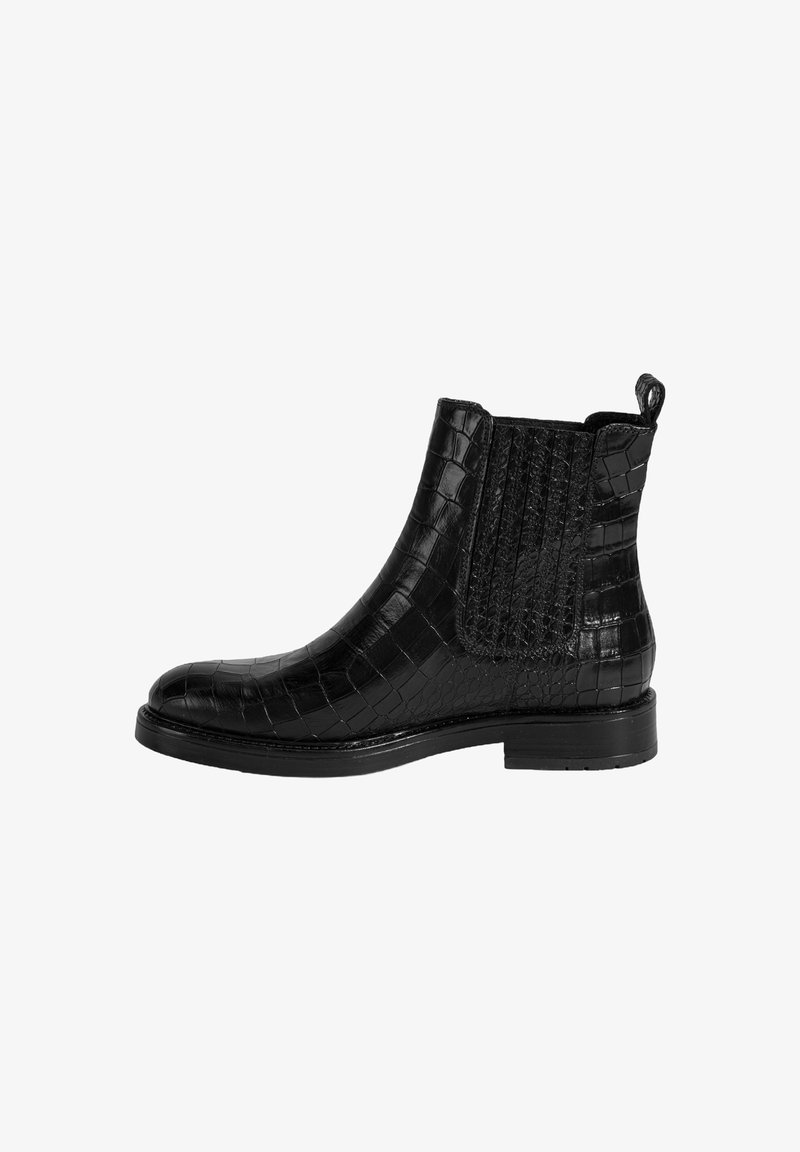 Botte Chelsea noire longueur cheville avec texture crocodile, panneau latéral élastique, languette de traction au talon, et petit talon empilé.