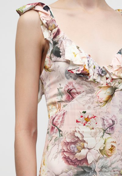 Φόρεμα χωρίς μανίκια με floral σχέδιο και βολάν στο λαιμό σε παστέλ τόνους, με μεγάλα λεπτομερή λουλούδια σε ροζ, λευκό, κίτρινο και πράσινο χρώμα.