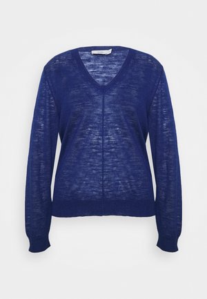 Marineblauer, leichter Strickpullover mit langen Ärmeln, V-Ausschnitt sowie gerippten Bündchen und Saum, dargestellt vor schlichter Hintergrund.