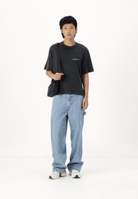 Abercrombie & Fitch ULTRA BAGGY MID LIGHT PAINTER - Baggy džíny - medium