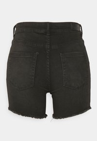 Pantalones cortos de mezclilla negra con dobladillo deshilachado y diseño de cinco bolsillos. De cintura alta con una textura suave y un mínimo de marca en la cinturilla.