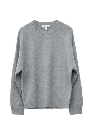 Pull en tricot gris doux à col rond avec manches longues, poignets, ourlet et encolure côtelés, présenté sur un fond blanc.