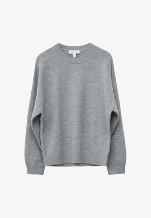 Pull en tricot gris doux à col rond avec manches longues, poignets, ourlet et encolure côtelés, présenté sur un fond blanc.
