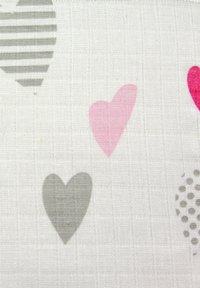 Tejido con un fondo blanco y corazones dispersos en rosa, gris y negro, incluyendo patrones de rayas y lunares.
