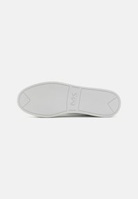 Hvit sneaker yttersåle med en glatt gummitekstur, med en merket "MK" logo og et minimalistisk design. Rund tå og vinklet hæl.