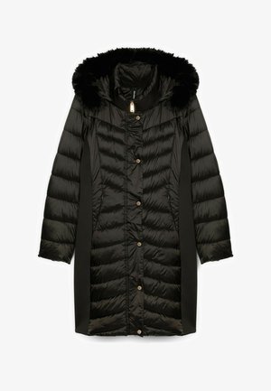 Czarna kurtka puchowa z kapturem z sztucznego futra, z pikowaną strukturą, bocznymi kieszeniami i zapięciem na złote guziki. Gładka faktura i długie rękawy.