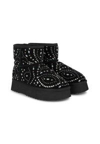 Schwarze Wildleder-Stiefeletten mit einer abgerundeten Spitze, die mit kunstvollen Perlen- und Nietenverzierungen in Silber und Türkis auf einer massiven schwarzen Sohle versehen sind.