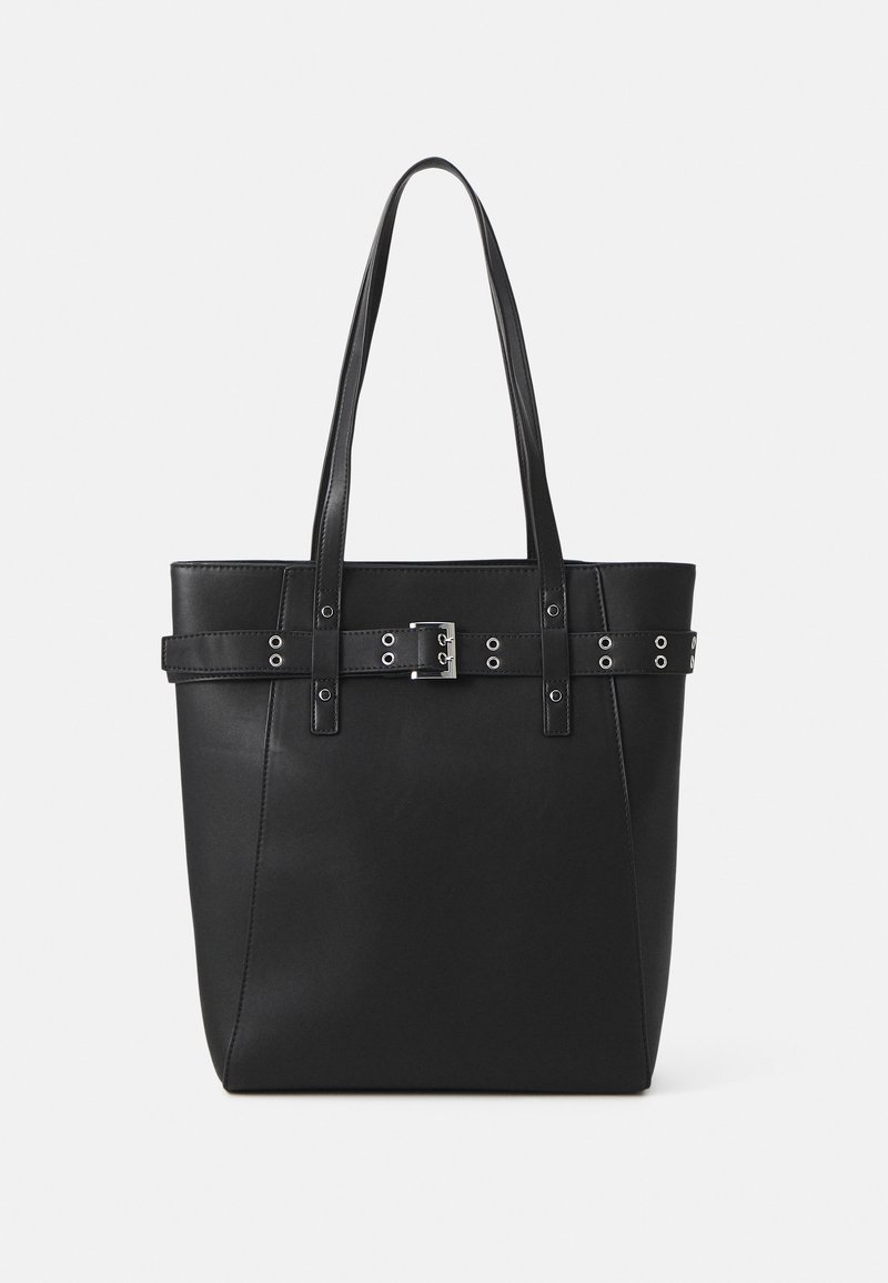 Schwarze Leder-Shoppertasche mit zwei langen Henkel, ausgestattet mit einem dekorativen Riemen und silbernem Schnallendetail, glatter Textur und strukturierter Form.