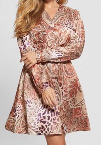 Robe à manches longues en soie avec motifs cachemire et léopard en orange, beige et violet. Présente un devant boutonné et un design plissé.