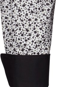 Tessuto con motivo floreale in bianco e nero, dalla texture liscia, con un polsino nero nella parte inferiore. Il design include piccole forme floreali.