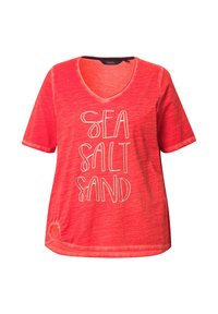 T-shirt rouge à manches courtes avec un col en V et lettering blanc "MER SEL SABLE", doté d'un petit détail sur le côté à l'ourlet. Texture douce.
