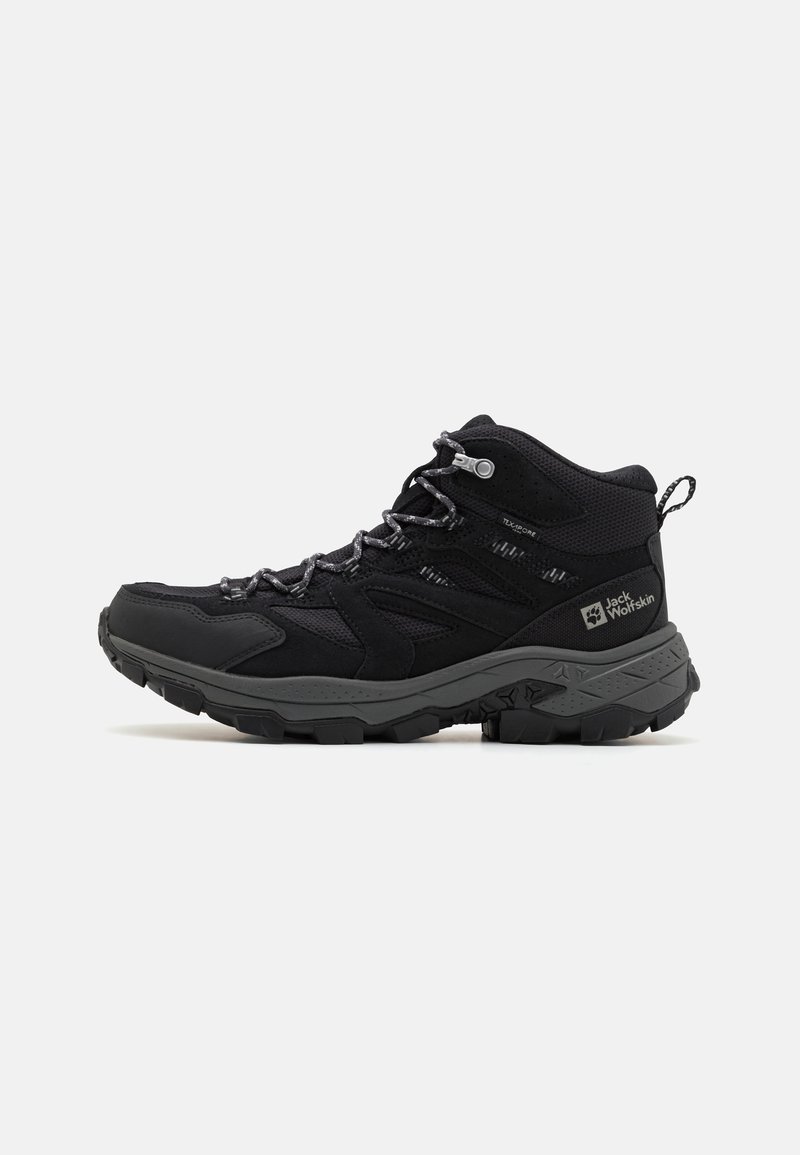 Scarpe da trekking nere a taglio medio realizzate in materiali mesh e suede, con accenti grigi e una suola in gomma robusta caratterizzata da battistrada profondo per una maggiore trazione.
