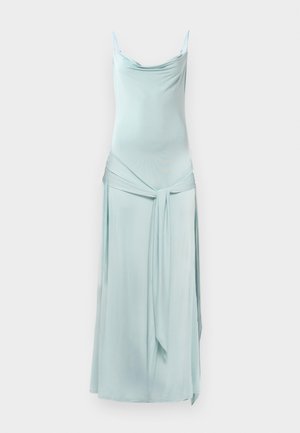 Robe maxi bleu clair avec de fines bretelles ajustables, un corsage drapé et une taille froncée. Présente un détail avec un nœud et un tissu fluide.