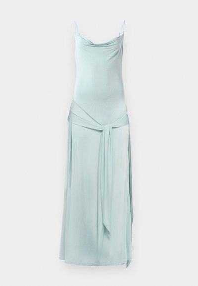 Lichtblauwe maxi-jurk met dunne verstelbare spaghettibandjes, gedrapeerde buste en verzamelde taille. Kenmerkt zich door een strikdetail en vloeiende stof.