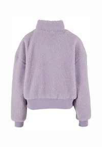 Paarse fleece pullover met een hoge kraag, verlaagde schouders en geribde boorden enzoom. Zachte, gestructureerde stof met een comfortabele uitstraling.