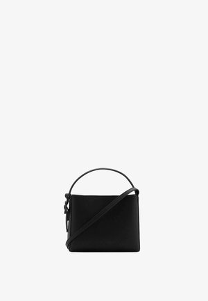 Sac à main en cuir noir avec une poignée supérieure et une bandoulière réglable, forme rectangulaire et design minimaliste.