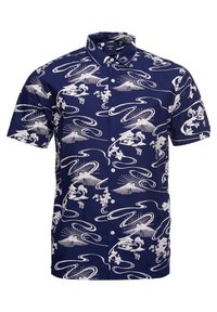 Camisa de manga corta en color navy con estampados en blanco de montañas, rayos del sol, flores y edificios; con cuello abotonado y textura suave.