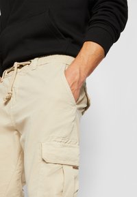 Urban Classics CARGO JOGGING PANTS - Oldalzsebes nadrágok - sand