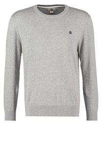 Pull gris clair à manches longues et col rond avec poignets et ourlet côtelés, arborant un petit logo noir sur le côté gauche de la poitrine.