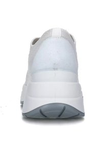 Vista posteriore di una sneaker bianca con tomaia in tessuto texturizzato, collo imbottito e una spessa suola intermedia bianca con suola in gomma grigia.