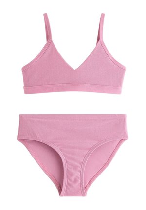 Lyserødt todelt bikinisæt med en trekantet top og high-waist bund, lavet af glat stof.