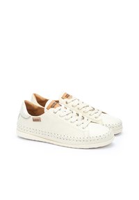 Zapatillas de cuero blancas con un detalle de costura trenzada a lo largo de la suela, acentos en color marrón claro en la lengua y el talón, y cordones redondos.
