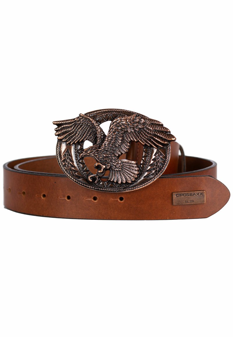 Bruine leren riem met een sierlijke bronzen arendgesp met gedetailleerde vleugels, een cirkelontwerp en een metalen logo label met reliëf.