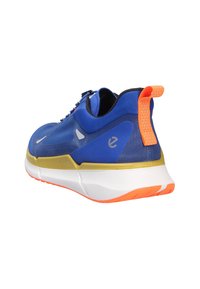 Scarpa sportiva blu con tomaia in rete, suola intermedia gialla e dettagli arancioni. Presenta un tassello sul tallone testurizzato e dettagli riflettenti.