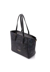 Sac fourre-tout noir avec imprimé coloré sur le thème des voyages, deux anses allongées, détails en métal doré et une forme structurée. Texture lisse.