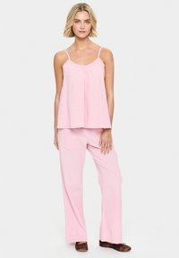 Rosa zweiteiliges Schlafanzugset mit einem ärmellosen Oberteil und gerade geschnittenen Hosen. Weiches Material mit glatter Textur.