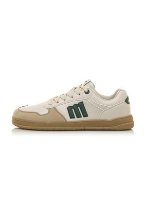 Zapatillas crema con acentos verdes, punta redonda, suela de goma y cuello acolchado. Presenta una sección de gamuza texturizada y detalles cosidos.