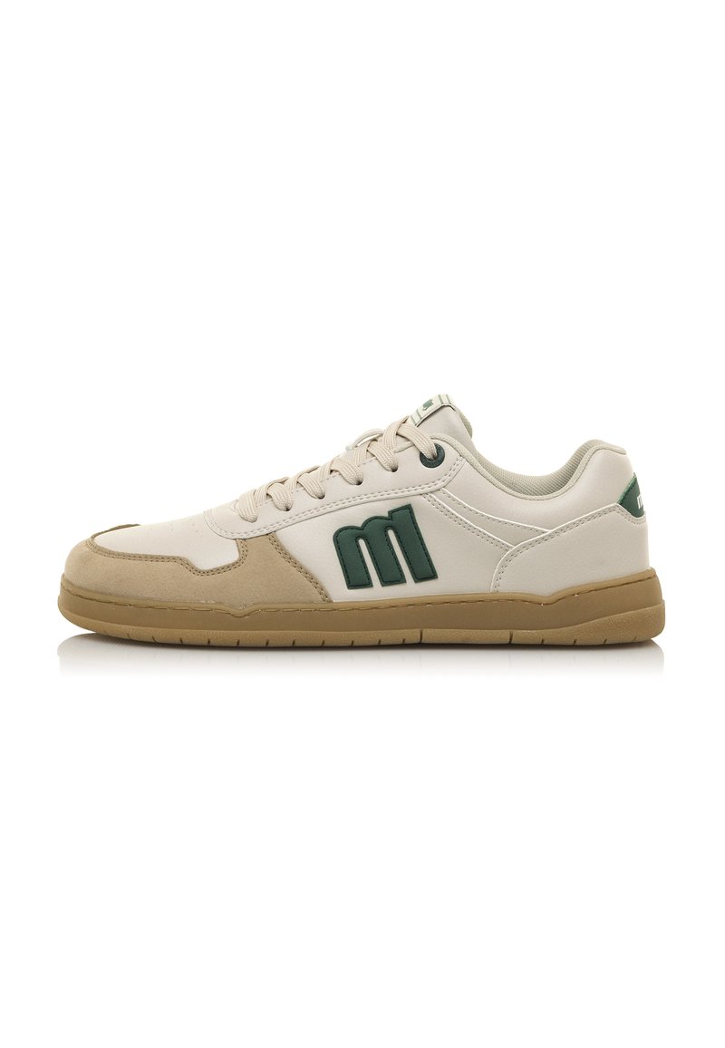Sneaker crema con dettagli verdi, punta arrotondata, suola in gomma e colletto imbottito. Presenta una sezione in suede testurizzato e dettagli cuciti.