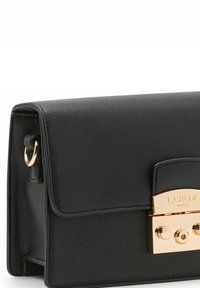 Schwarze, strukturiert designte Ledertasche mit goldfarbener Hardware-Verschluss und einer eleganten Klappenöffnung.