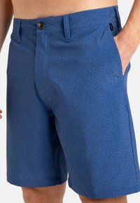 Modré šortky vyrobené z textúrovaného materiálu, s gombíkovým zapínaním, prednými vreckami a rovnými strihom.