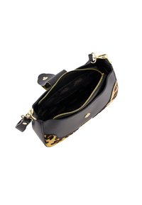 Zwarte handtas met luipaardprint, gouden hardware, rits sluiting en meerdere binnenzakken. Textuur van een combinatie van leer en stof.