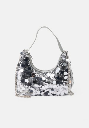 Petit sac à main argenté recouvert de grands et petits sequins réfléchissants avec une sangle courte et une fine chaîne argentée.