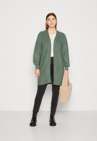 Vero Moda Curve VMRUBELLEFILE LONG CARDIGAN - Cardigan - laurel wreath melange