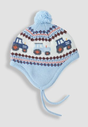 Pletená detská čiapka v svetlomodrej farbe s brmbolcom. Má biely pás so vzormi traktorov, akcentovaný tmavomodrými, oranžovými a vínovými vzormi.